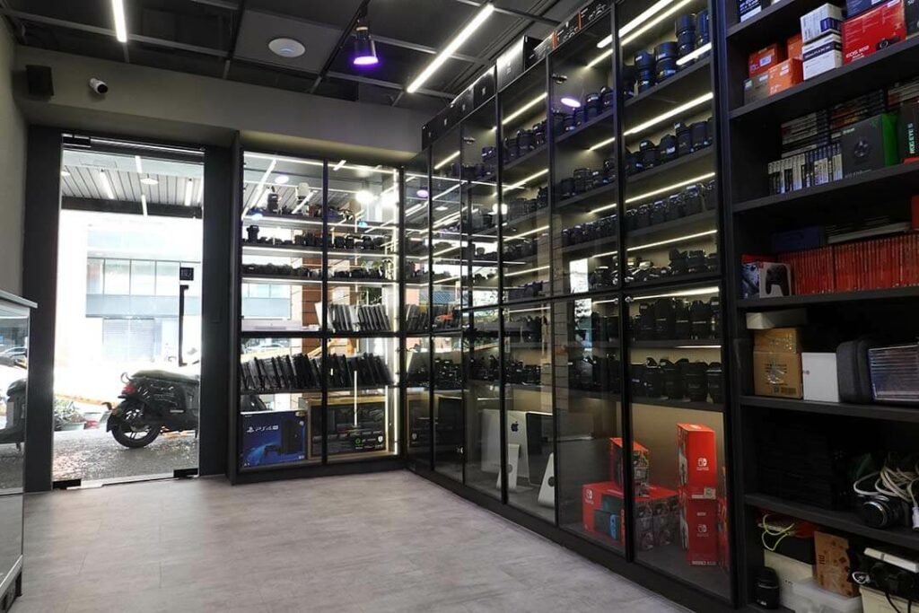 青蘋果3C門市內部展示｜二手手機與相機收購商品陳列牆