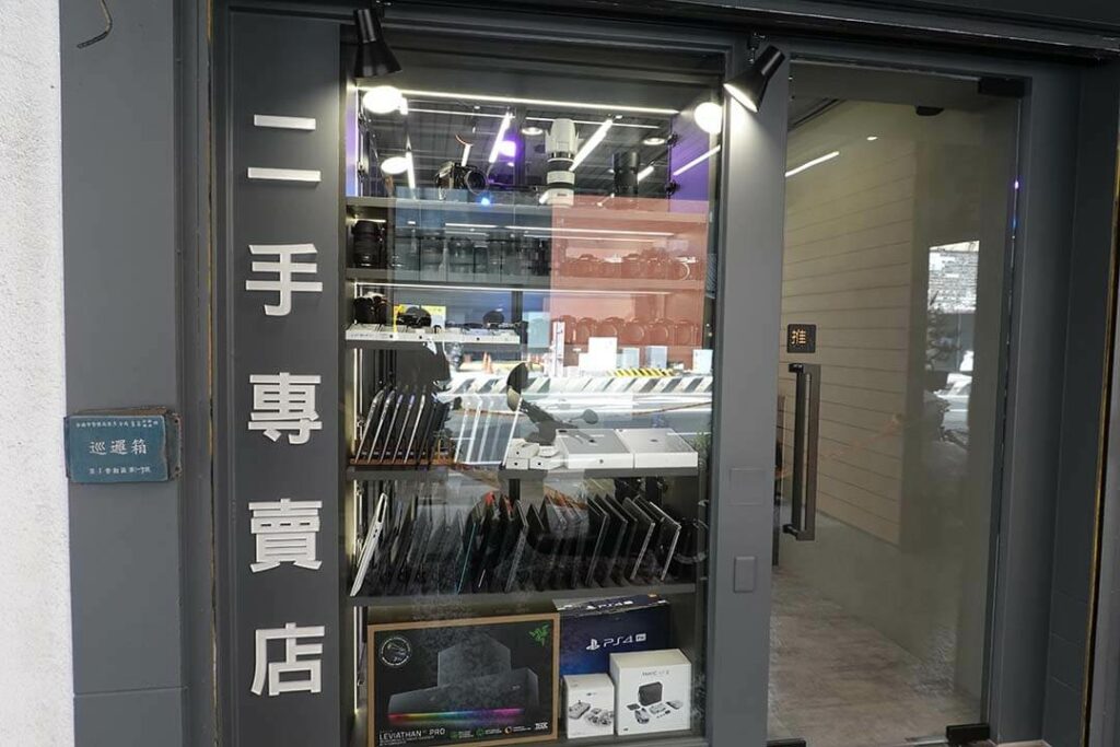 青蘋果3C門市外觀｜二手3C商品專賣展示窗
